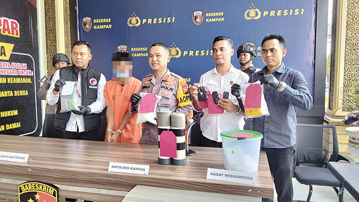 Kapolres Kampar AKBP Ronald Sumaja didampingi Kasat Narkoba AKP Aprinaldi saat ekspose pengungkapan kasus bandar narkoba di Mapolres Kampar, Senin (29/4/2024).