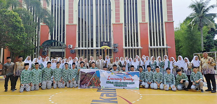 Plt Kepala SMA Al Azhar Syifa Budi Pekanbaru Ketua Apcom Ismail SAg MSi, guru, anggota Apcom foto bersama siswa saat melepas peserta learning society di halaman sekolah, Senin (29/4/2024).