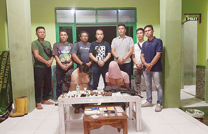 Dua tersangka kasus narkoba dan senpi rakitan saat diamankan Unit Intel Kodim 0321/Rohil, Sabtu (27/4/2024).