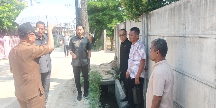 Anggota Komisi IV DPRD Kota Pekanbaru Pangkat Purba, Firmansyah dan Robin Eduar mendengarkan penjelasan Lurah Air Hitam Zulfi Ijum terkait kondisi Jalan Karya Indah yang rusak dan berdebu.