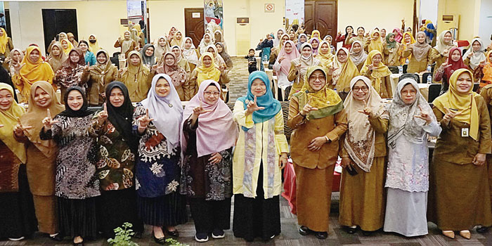 Bunda PAUD Kota Dumai Leni Ramaini foto bersama peserta latihan, tenaga pendidik dan narasumber, usai membuka pelatihan, Senin (29/4/2024).