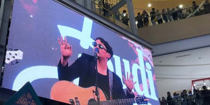 Budi Doremi menyapa pengunjung Living World Pekanbaru saat menjadi bintang tamu dalam acara puncak Riau Sharia Week 2024, Ahad (28/4/2024).