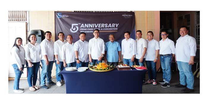 Jajaran pimpinan dan manajemen Prime Park Hotel and Convention Pekanbaru berfoto bersama di panti asuhan saat memberikan bantuan dalam rangka memperingati hari jadinya yang ke-5 tahun.