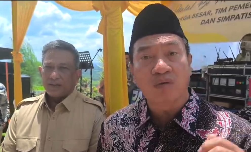 Mantan Bupati Rohul H Suparman SSos MSi didampingi Kadis PUPR Rohul Anton ST MM saat diwawancarai wartawan, Selasa (30/4/2024).