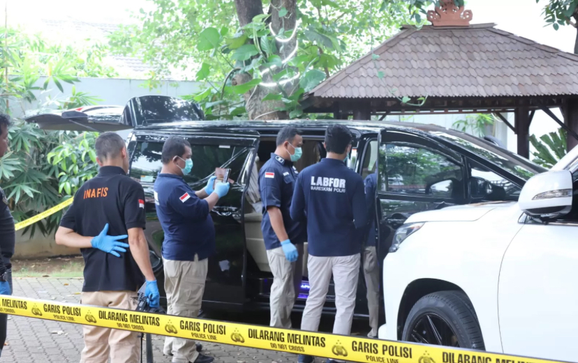 Tim kepolisian saat melakukan olah TKP atas tewasnya Brigadir Ridhal.