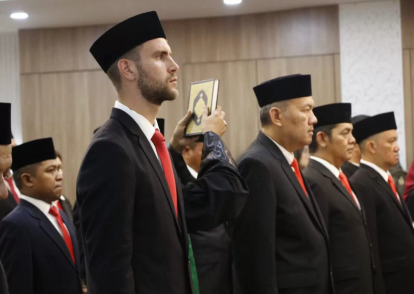 Marteen Paes mengambil sumpah usai menjadi Warga Negera Indonesia.