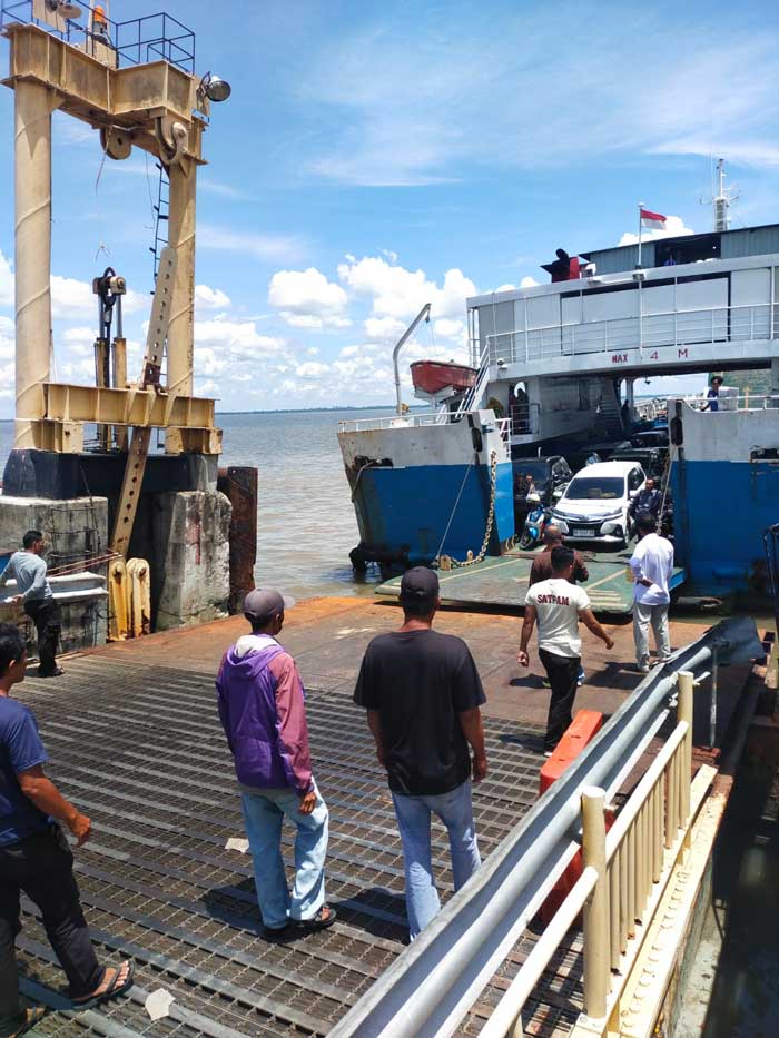 Tiang Ram MB dan lantai ramdoor Dermaga I Air Putih Bengkalis mengalami kemiringan dan dikhawatitkan sewaktu-waktu dapat anjlok ke dasar laut akibat hantaman kapal roro.