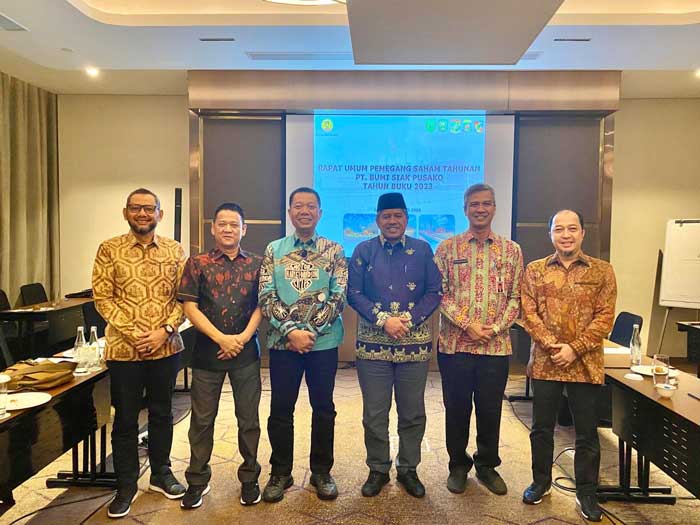 Direktur PT BSP Iskandar foto bersama pemegang saham dan yang mewakili, yakni Asisten II Sekretariat Provinsi Riau, M Job Kurniawan, mewakili Provinsi Riau, Bupati Siak Alfedri, Bupati Kampar Hambali,