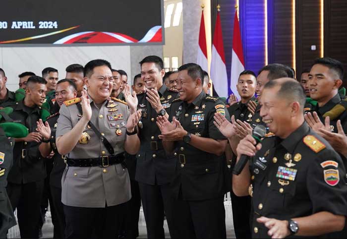 Kapolda Riau Irjen Pol Mohammad Iqbal bersama Danrem 031/WB Brigjen TNI Dany Rakca dan jajaran saat syukuran hari jadi Korem 031/WB, Selasa (30/4/2024).
