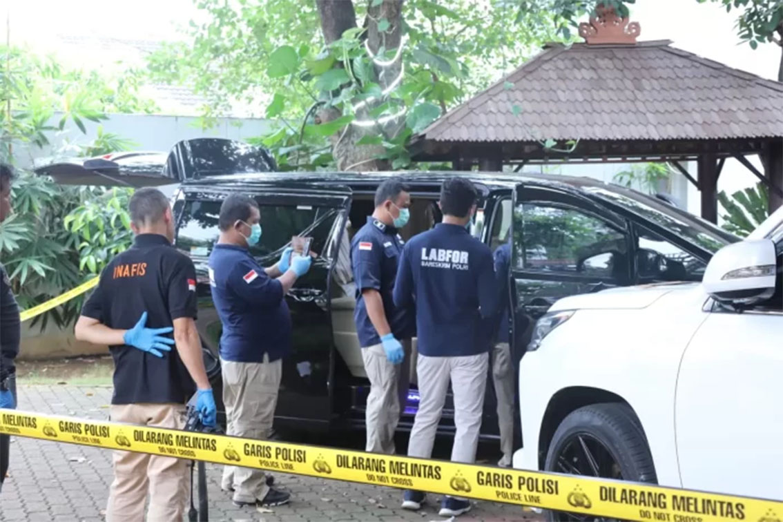 Anggota Satlantas Polresta Manado, Brigadir Ridhal Ali Tomi ditemukan tewas dengan luka tembak di kepala di Tegal Parang, Mampang, Jakarta Selatan.