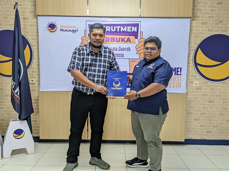 Tim pemenangan Brigjen TNI (Purn) Edy Natar Nasution untuk Gubernur Riau, M Putra Gerammezio saat mengambil formulir pendafataran Balon Gubri ke DPW Nasdem Riau, Rabu (1/5/2024).