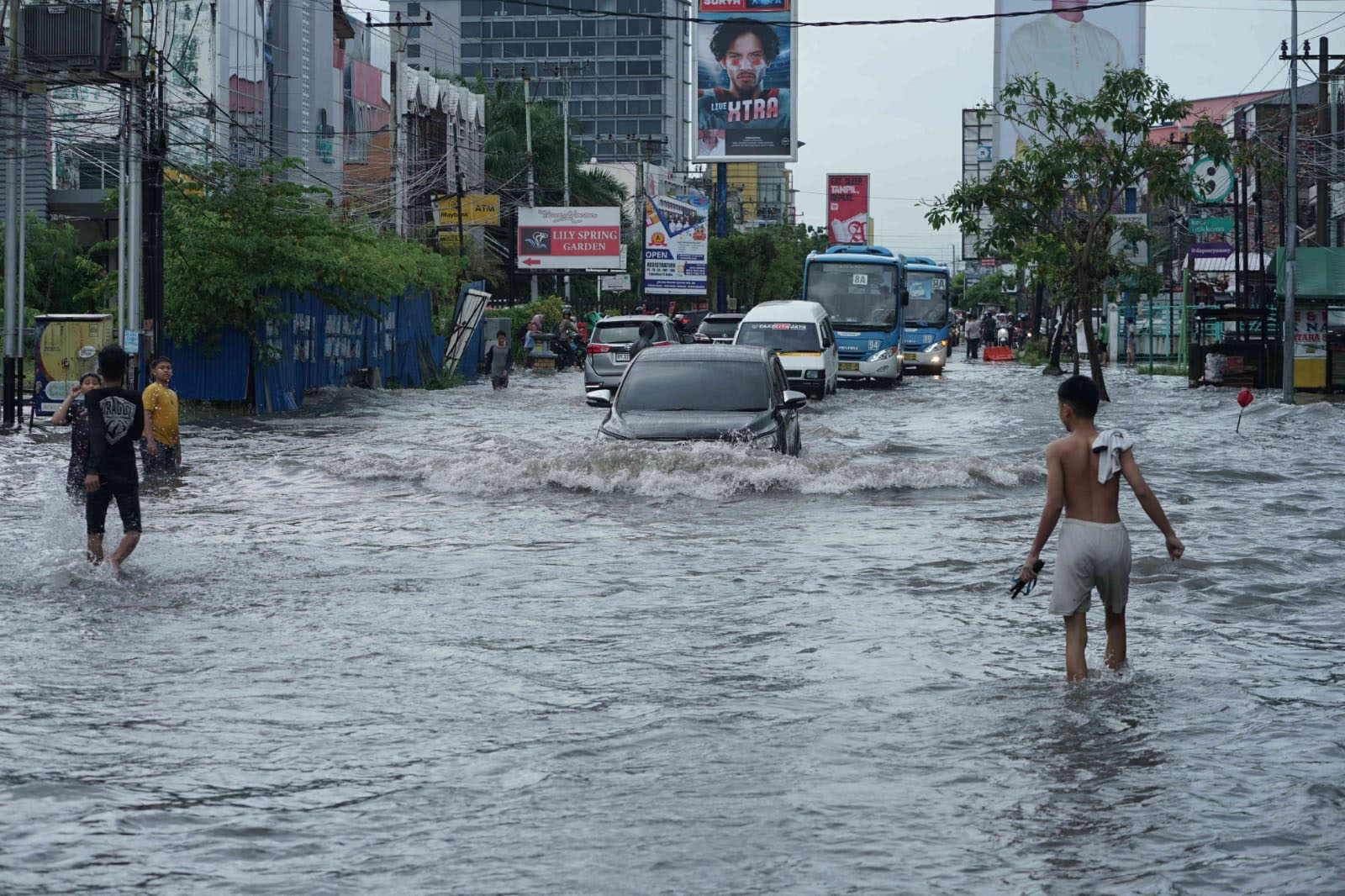 Kondisi banjir yang menggenangi Jalan Riau Pekanbaru, Rabu (1/5/2024).