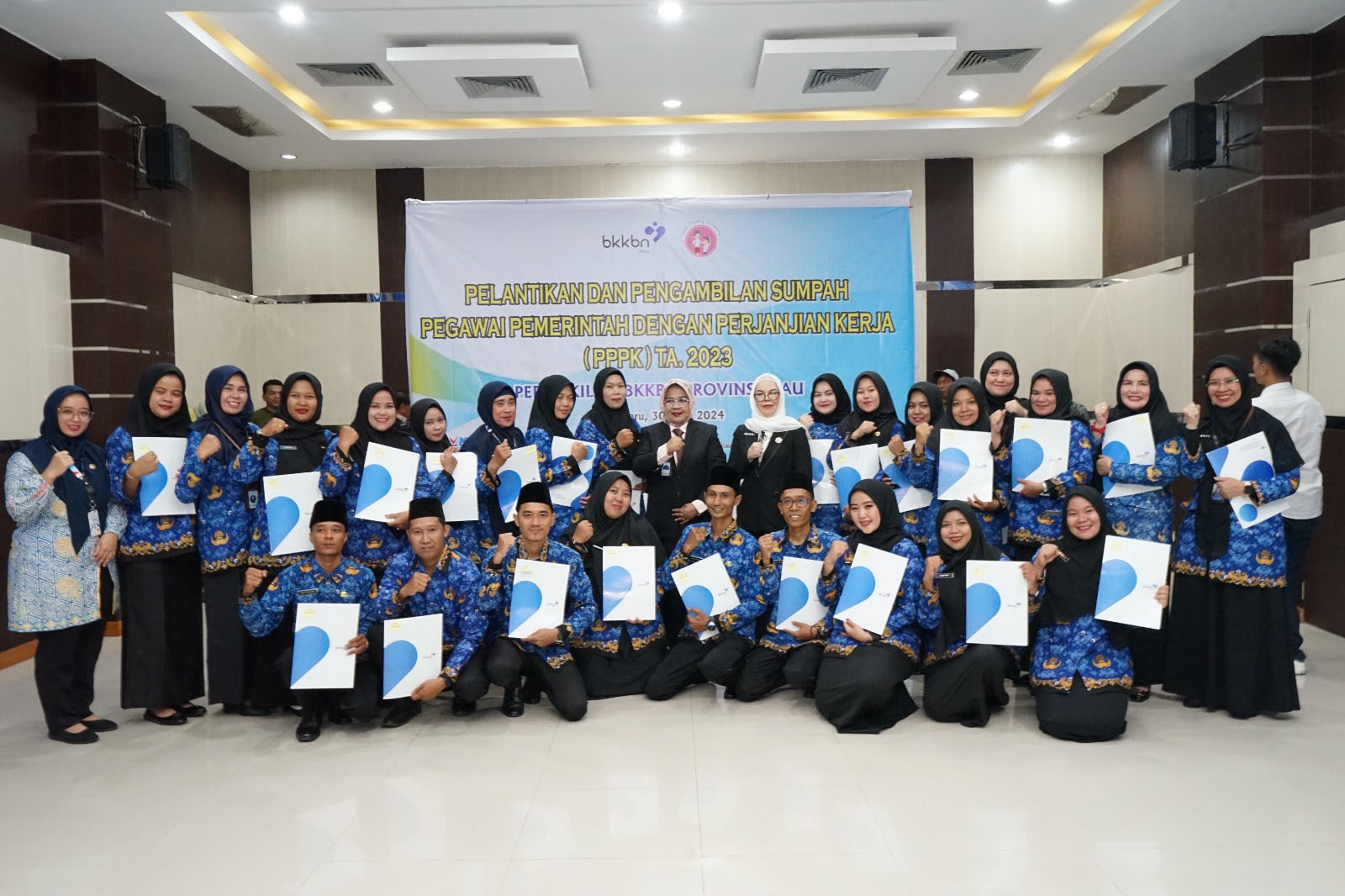 Kepala Perwakilan BKKBN Riau Mardalena Wati Yulia foto saat melantik 20 PPPK pengangkatan tahun 2023 di Pekanbaru, baru baru ini.