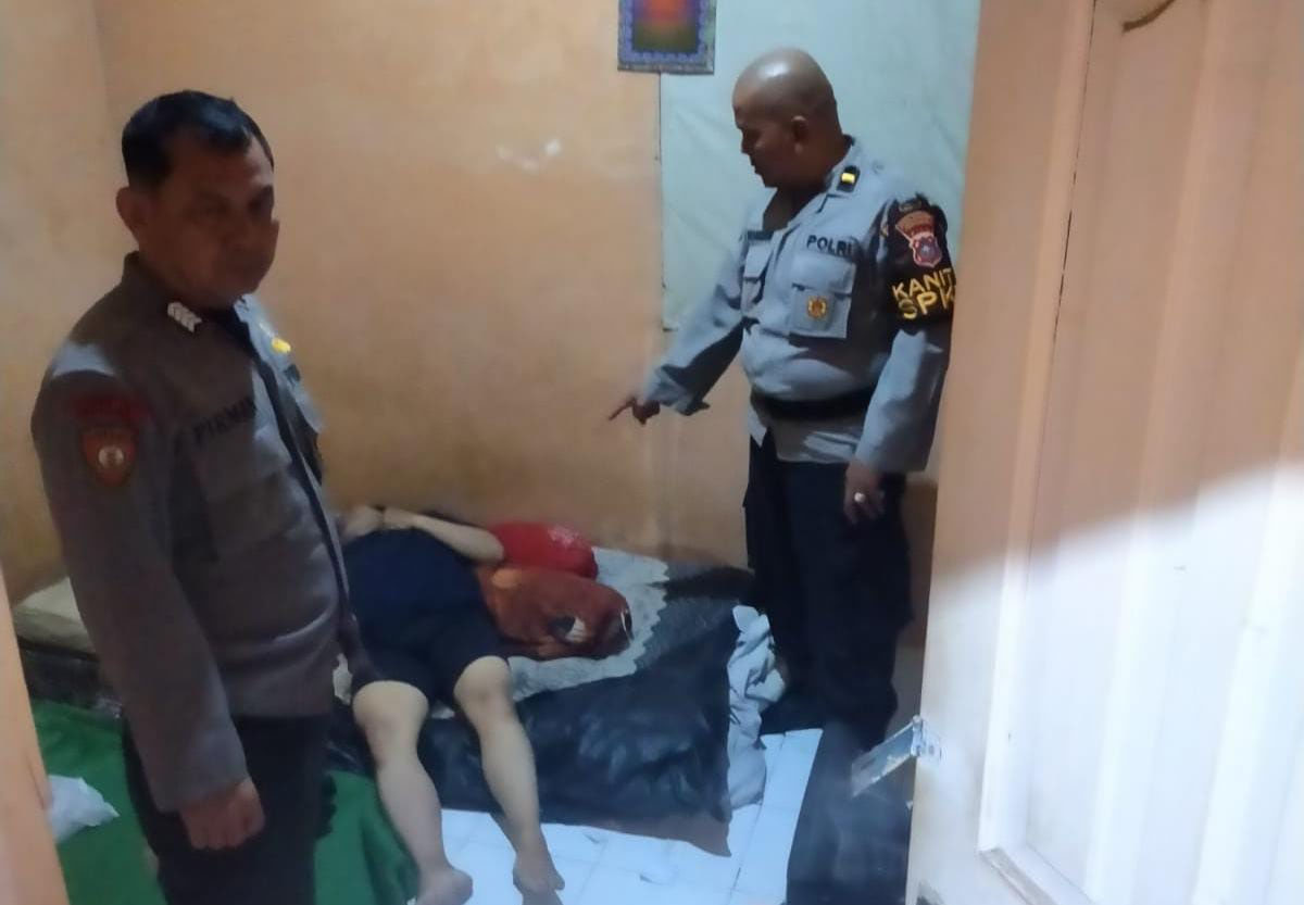 Polisi melakukan olah TKP sebelum melakukan evakuasi jenazah Syahbani Abdi (41) dari kontrakannya di Jalan Bougenville, Kelurahan Air Dingin, Pekanbaru, Rabu (1/5/2024) malam.
