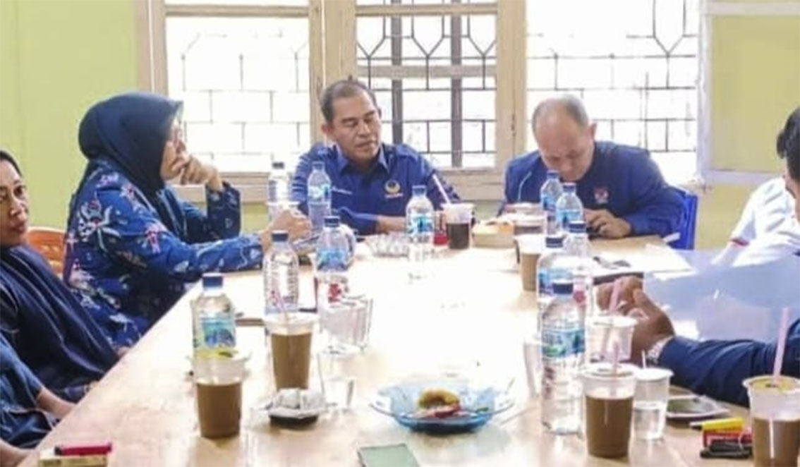 Ketua DPD Nasdem Rohil Basiran Nur Efendi (kanan) didampingi Sekretaris DPD Nasdem Rohil Sudirman saat rapat rekrutmen terbuka bakal calon kepala daerah, di Bagansiapiapi, Selasa (30/4/2024).