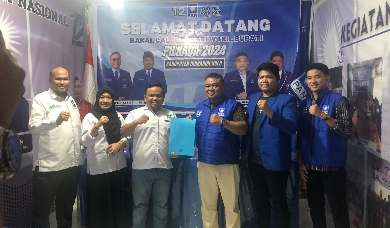 Ketua DPD PAN Inhu, Taufik Hendri didampingi Ketua Panitia penjaringan dan anggota saat menyerahkan formulir kepada Tim DPC PKB Inhu, Dadik Supriyanto dan anggota, Rabu (1/5/2024).