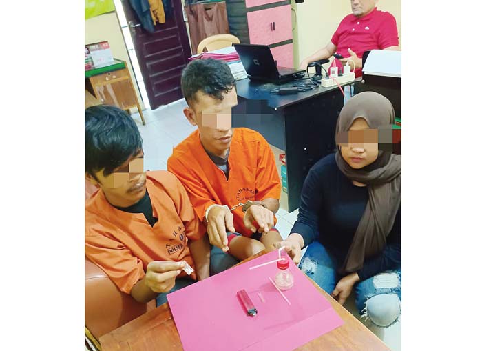Para tersangka  yang di&shy;ge&shy;re&shy;bek di Jalan Sumber Sehat, Desa Pandau Jaya, Kecamatan Siak Hulu, Kabupaten Kampar menjalani pemeriksaan di Mapolres Kampar.