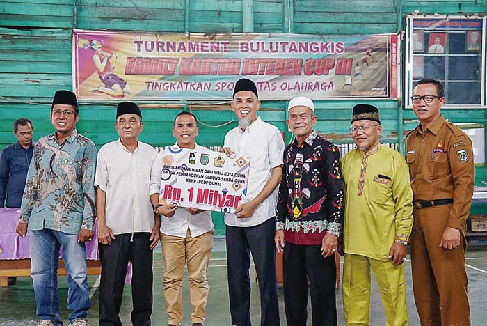 Wali Kota Dumai H Paisal SKM MARS menyerahkan dana bantuan hibah untuk pembangunan gedung permanen KKNP, Senin (29/4/2024).