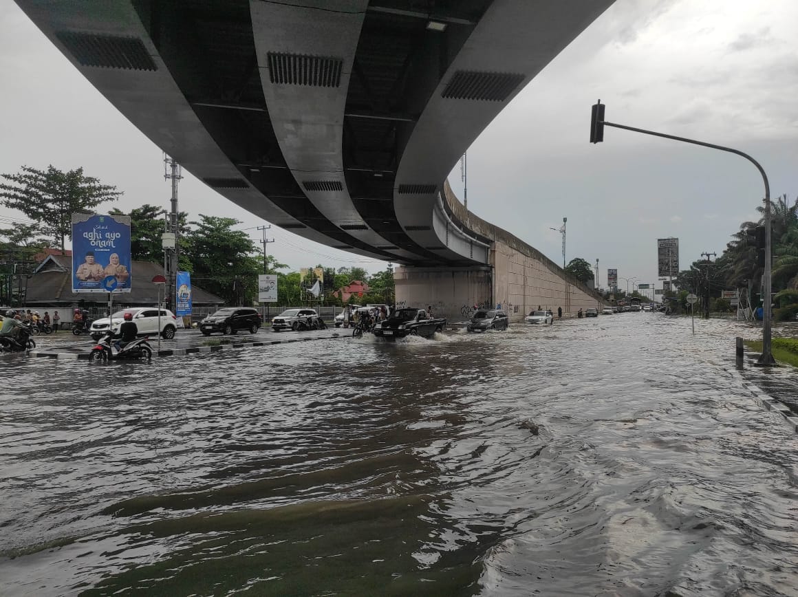 Persimpangan Pasar Pagi Arengka banjir fampak hjan intensitas tinggi, Rabu (1/5//2024).