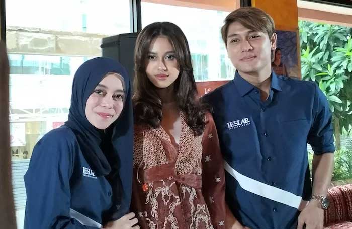 Asila Maisa, putri dari artis Ramzi, kembali merilis single terbaru. Lagu terbaru dari gadis berusia 18 tahun itu berjudul Menanti Waktu, dirilis di bawah naungan LESLAR Records.