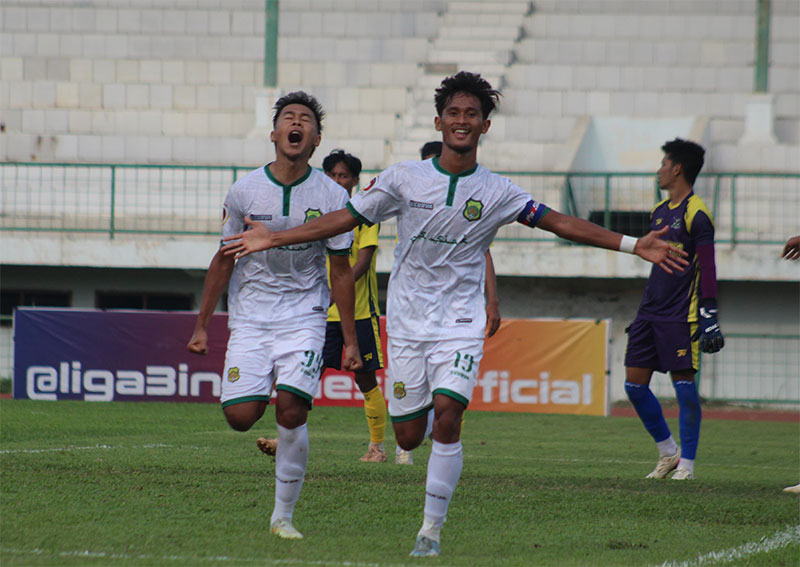 Pemain PS Siak Putra Wulan merayakan gol yang dicetak ke gawang PS Mataram dalam pertandingan penyisihan grup Babak 80 Besar Liga 3 Putaran Nasional.