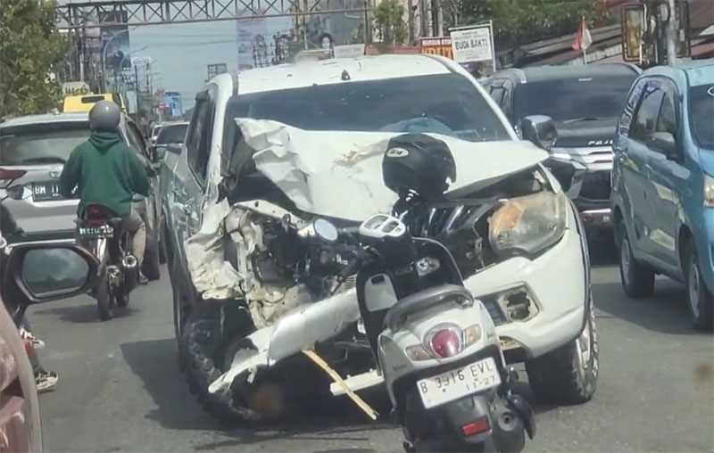 Mobil double cabin dengan bagian depan rusak parah masih terparkir di Jalan Riau beberapa jam usai tabrakan pada Rabu (1/5/2024) pagi, ft