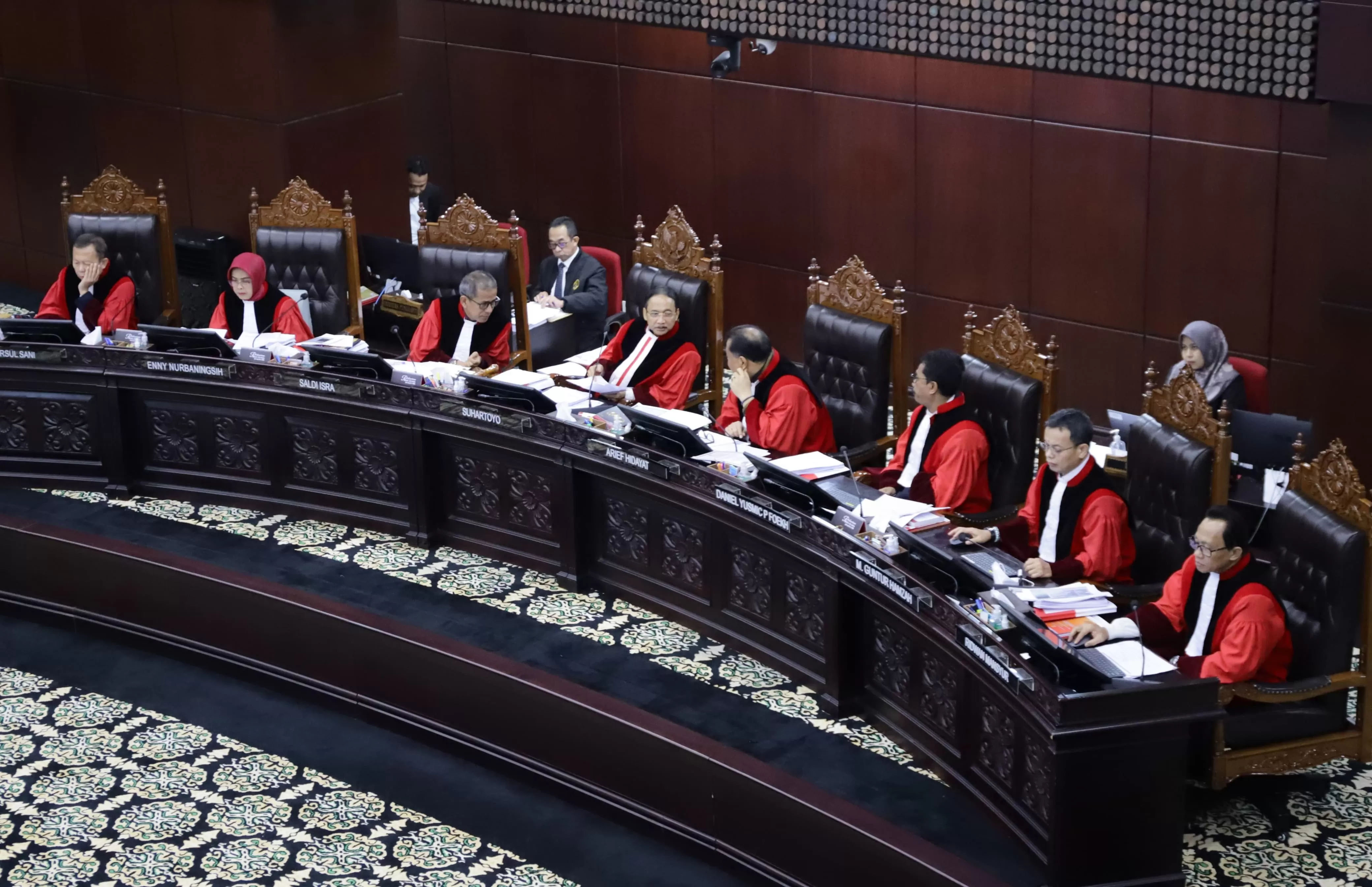 Ketua MK Suhartoyo didampingi anggota hakim saat memimpin jalannya sidang perdana perkara Perselisihan Hasil Pemilihan Umum Pemilihan Legislatif 2024 di Gedung MK, Jakarta, Senin (29/4).