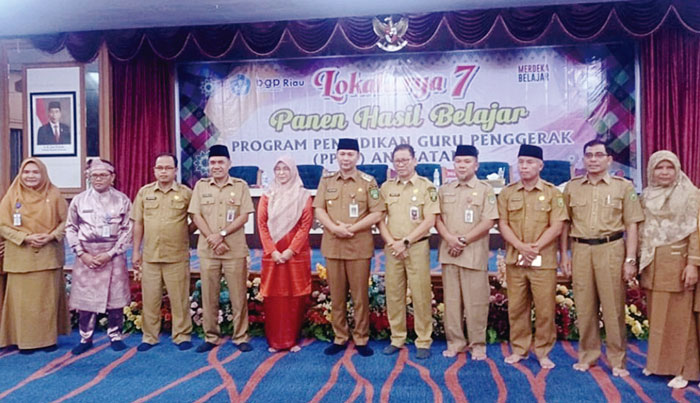 Wakil Bupati Rohul foto bersama dengan Ketua Balai Guru Penggerak Riau dan Pejabat Eselon Rohul usai membuka Lokakarya 7 Pendidikan Guru Penggerak Angkatan 9 Kabupaten Rohul , Selasa (30/4/2024).