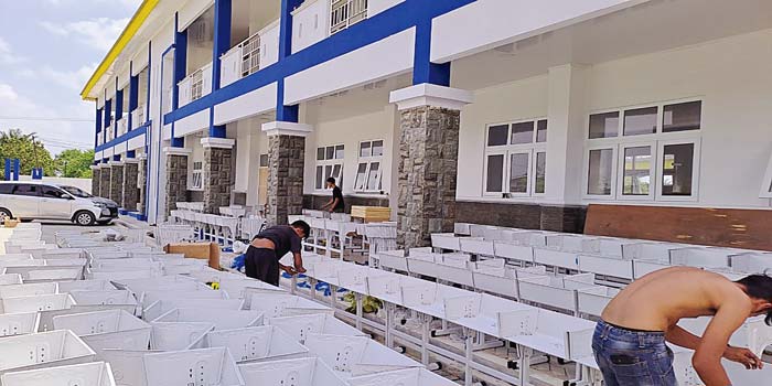Sejumlah pekerja mempersiapkan mebel yang baru tiba untuk kelengkapan proses belajar mengajar di gedung baru SMPN 51 Pekanbaru, Kecamatan Rumbai, beberapa hari lalu.