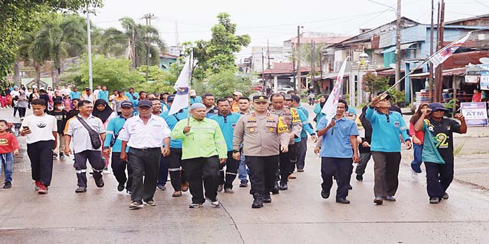 Kapolres Dumai AKBP Dhovan Oktavianton SH SIK MSi, ikut jalan kaki mengawal long march ratusan TKBM Dumai, Rabu (1/5/2024).