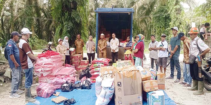 Dinas Sosial Bengkalis menyerahkan bantuan kepada korban kebakaran rumah karyawan PT Murini di Desa Pamesi, Kecamatan Bathin Solapan, Selasa (30/4/2024).