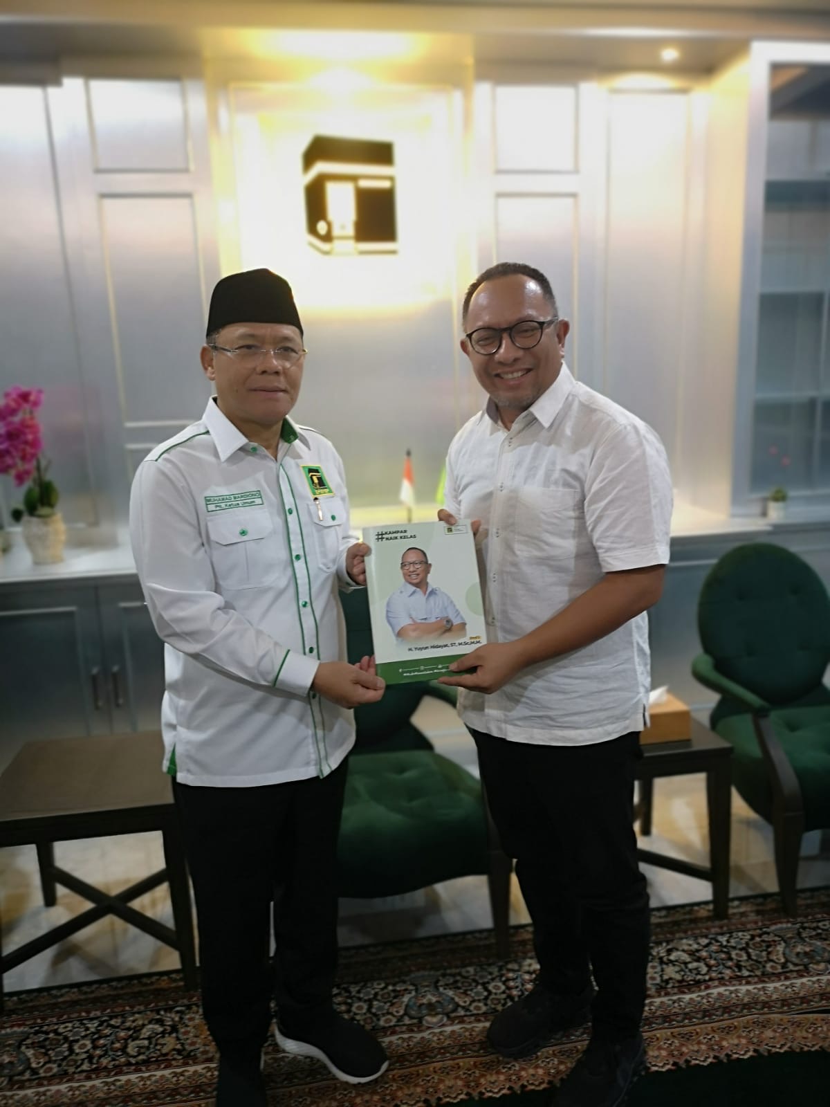 Plt Ketua Umum PPP Muhamad Mardiono (kiri) menyerahkan surat tugas kepada Yuyun Hidayat (kanan) sebagai calon Bupati Kampar di kantor DPP PPP Jakarta, Rabu (24/4/2024).