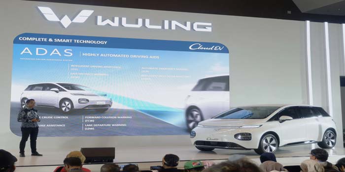 Product Planning Wuling Motors Danang Wiratmoko memberikan penjelasan terkait Wuling Cloud EV di PEVS 2024, JIExpo Kemayoran, Jakarta, Selasa (30/4/2024).