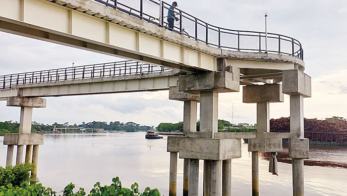 Satu tiang Skywalk Tengku Buwang Asmara Kecamatan Mempura Siak patah ditabrak tugboat dari arah Buatan menuju Bengkalis, Rabu (1/5/2024).