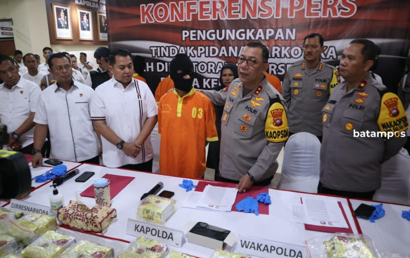 Kapolda Kepri Irjen Pol Yan Fitri bersama Wakapolda Kepri,Dirnarkoba Kepri memberikan keterangan pengungkapan tidak pidana narkoba saat ekspos di Mapolda Kepri, Selasa (2/4).