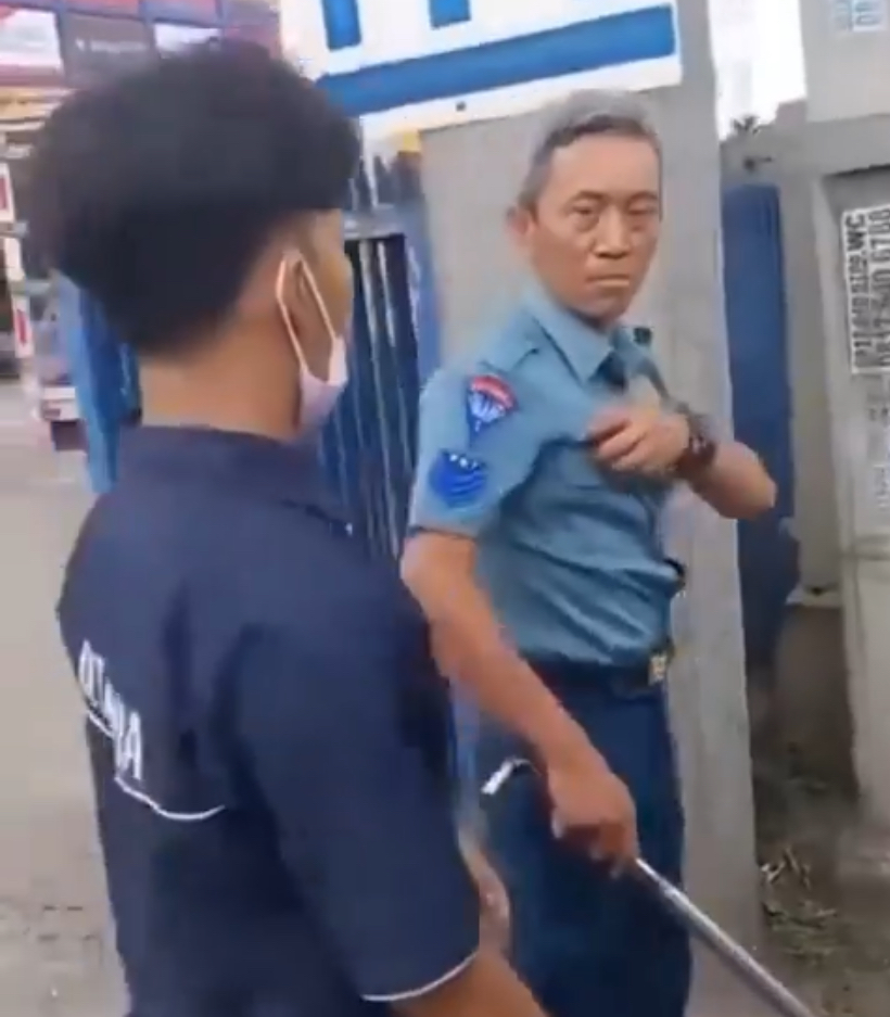 Tangkapan layar video oknum TNI AL sedang berdebat dengan seorang sopir mobil katering.