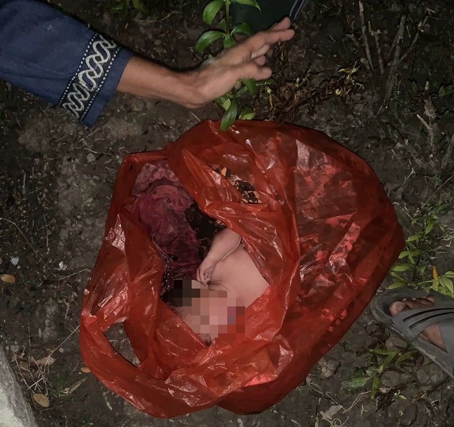 Warga di daerah Batu Enam, Kepenghuluan Bagan Punak Meranti, Bangko dihebohkan dengan ditemukannya bayi yang ditinggalkan dalam keadaan terbungkus plastik.