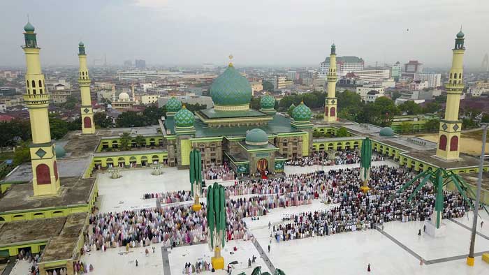 Salat Id : Ribuan umat muslim melaksanakan Salat Idul Fitri 1445 H di komplek Masjid Raya An-nur Provinsi Riau. Rabu (10/4/2024).