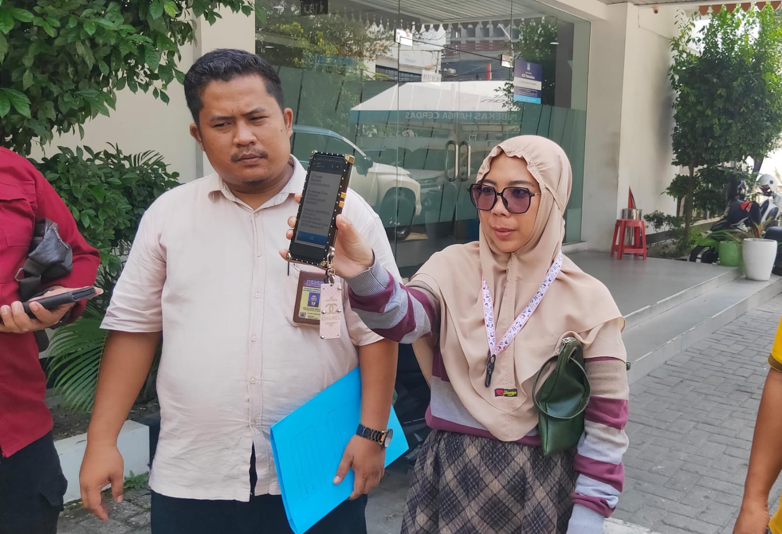 Perlihatkan Bukti  Transfer : Pelapor Herawati (kanan) perlihatkan bukti bayar terakhirnya kepada awak media di Kantor ACC Jalan Ahmad Yani Pekanbaru, Senin (29/4/2024).