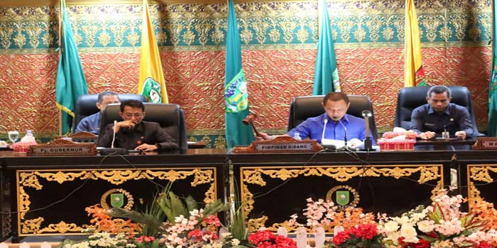 Wakil Ketua DPRD Riau Agung Nugroho saat memimpin rapat paripurna, Kamis (2/5/2024).