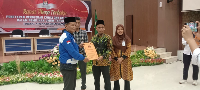 Ketua KPU Kabupaten Kampar Andi Putra menyerahkan berita acara rapat pleno terbuka