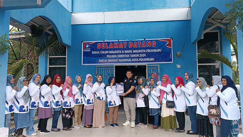 Tim pemenangan Ade Hartati dari kalangan emak-emak foto bersama dengan tim penjaringan di depan Rumah PAN usai mendaftarkan Ade Hartati, Kamis (2/5/2024).