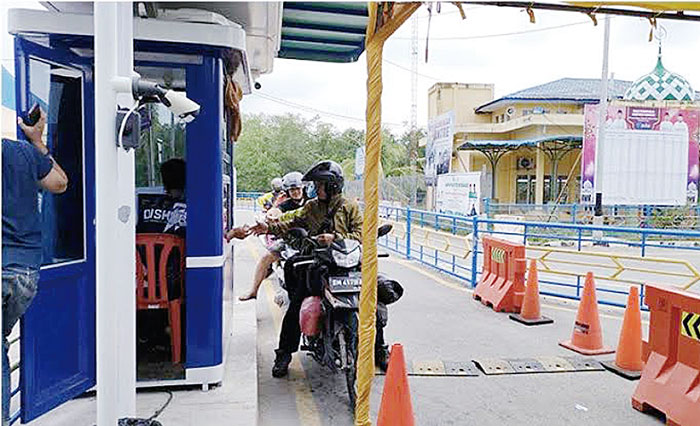 Petugas e-ticketing Pelabuhan Ro-Ro Bengkalis melakuan penjualan tiket secara manual. Ini dikarenakan mesin e-ticketing  rusak dan tidak berfungsi, Kamis (2/5/2024).