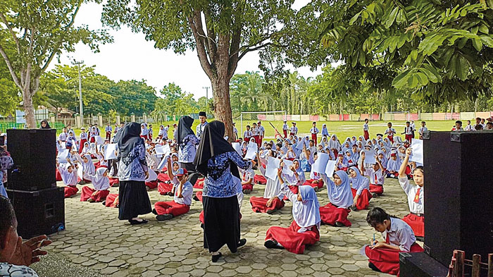 SDN 128 Pekanbaru menggelar lomba ranking satu yang dilaksanakan di halaman sekolah dalam rangka memperingati Hari Pendidikan Nasional, Kamis (2/5/2024).