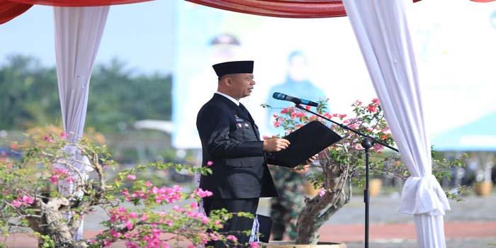 Sekko Pekanbaru Indra Pomi Nasution membacakan amanat Mendikbudristek Nadiem Anwar Makarim dalam upacara peringatan Hari Pendidikan Nasional di halaman Kantor Wali Kota Pekanbaru di Tenayan Raya.