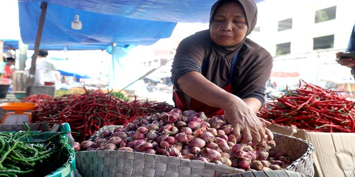 Pedagang menyusun bawang merah yang dijualnya di Pasar Agus Salim, Pekanbaru, Jumat (26/4/2024) lalu. Bawang merah alami kenaikan harga dan jadi pemicu inflasi di Riau
