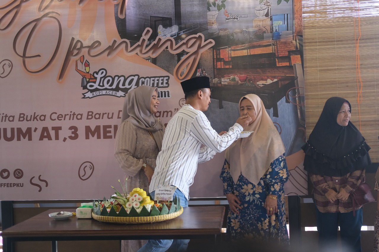 Owner Leng Coffee Adehira Revelino didampingi istri Silvia Giati Oktaviani menyuapkan ibundanya saat grand opening Leng Coffee HR Soebrantas, Panam, Jumat (3/5/2024).