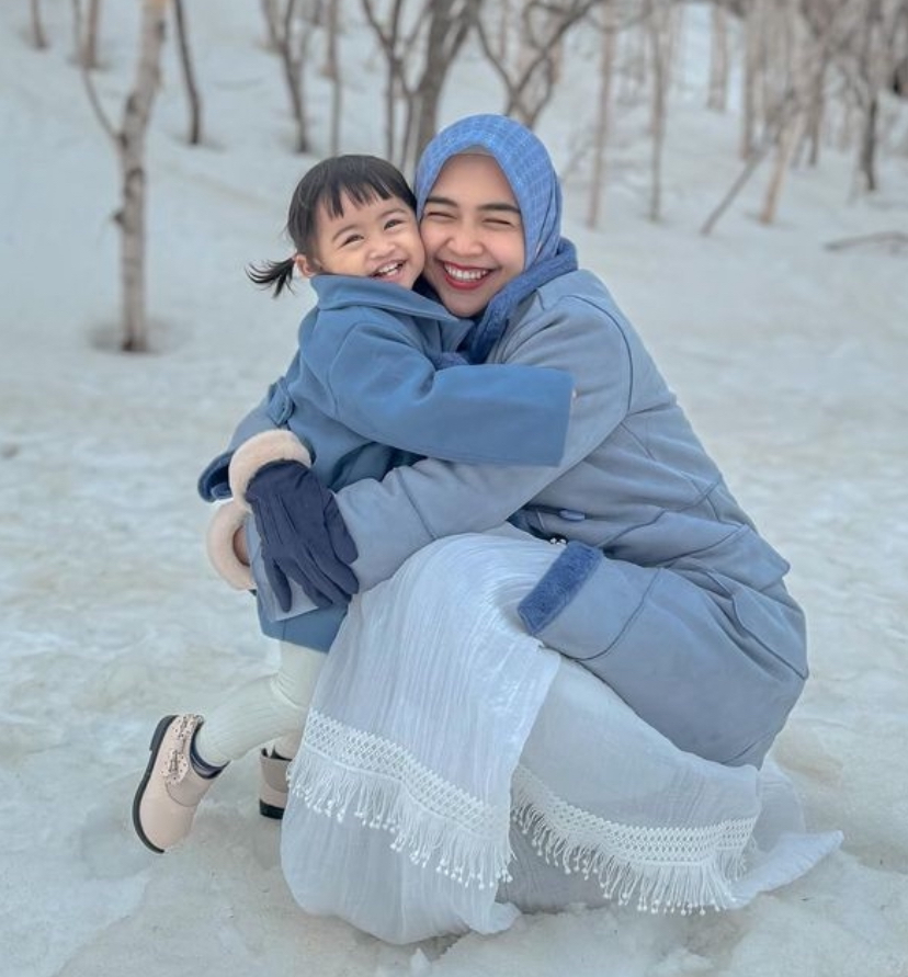 Ria Ricis berasama Moana anak semata wayangnya.