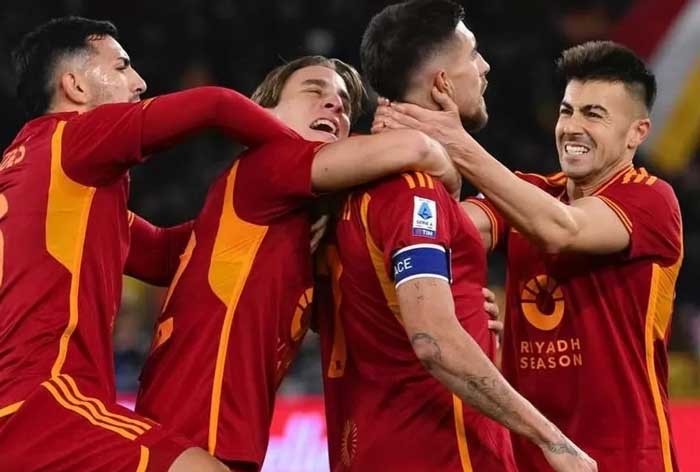 Selebrasi penggawa AS Roma usai Lorenzo Pellegrini jebol gawang Verona.