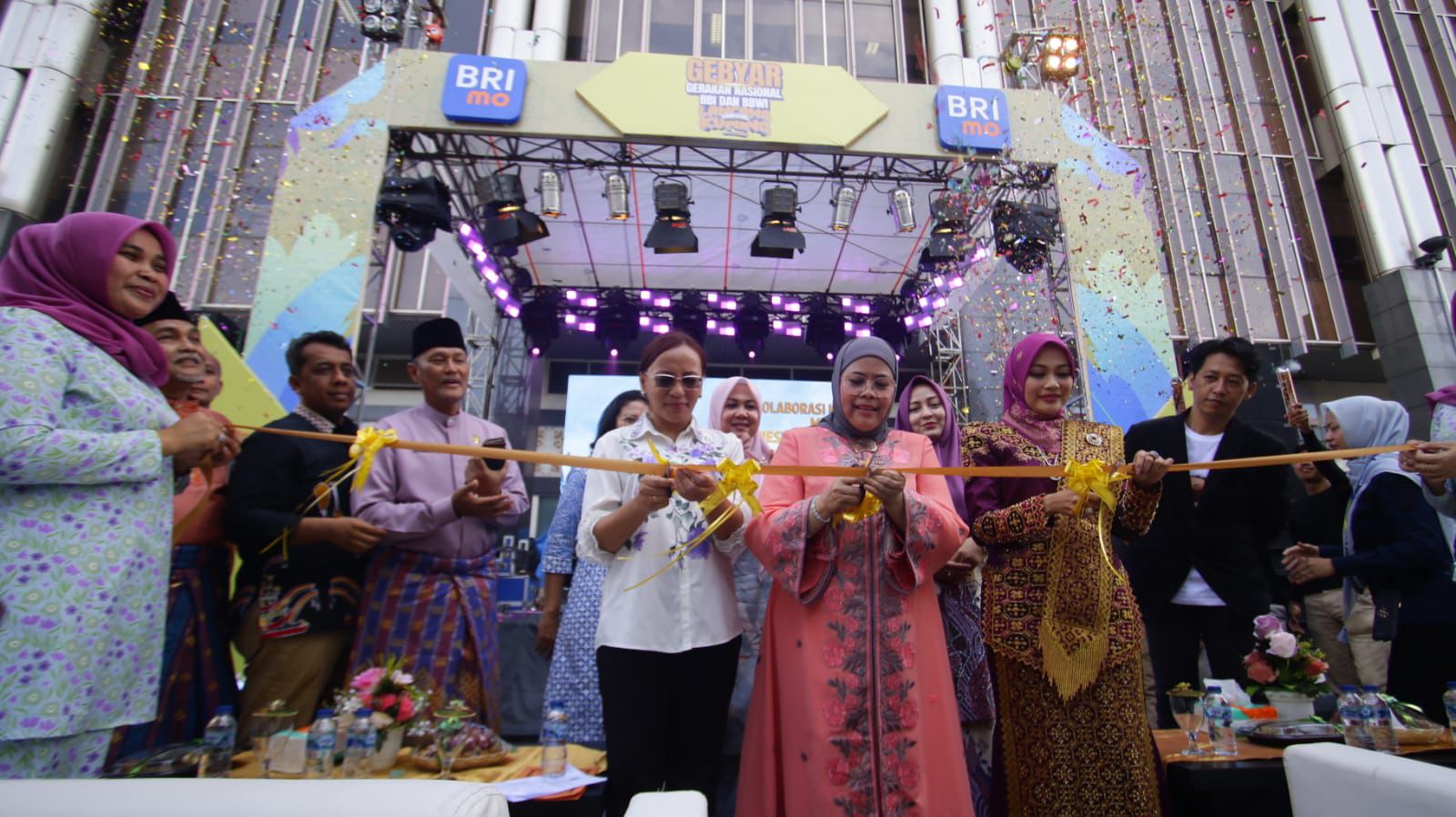 Pj Ketua TP PKK Riau Adrias Hariyanto membuka bazar UMKM pada Gernas BBI BBWI Lancang Kuning Carnival, Jumat (3/5/2024).